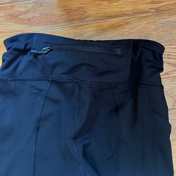Lululemon black crop sz 4 - Picture 3 of 3